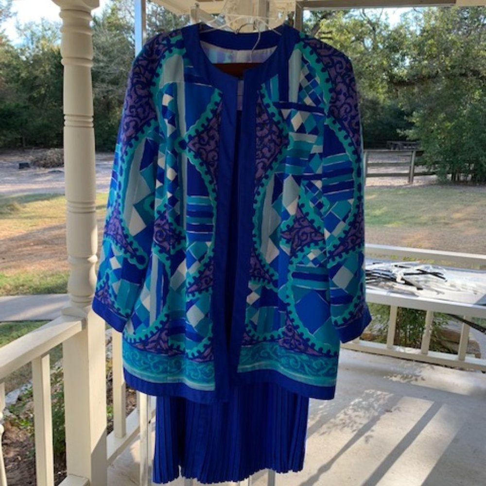 W brand  Women's Blue Patterned Skirt Suit and Belt set Size 1x.